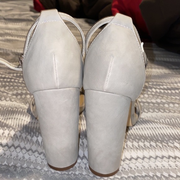 Light Greyish/beige heeled sandals NEW - Picture 3 of 4